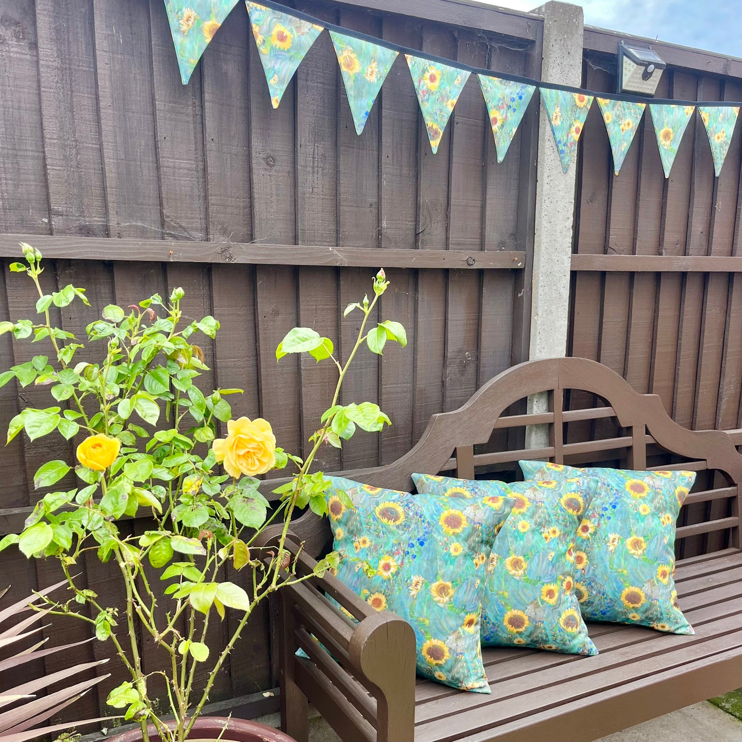 Outdoor bunting