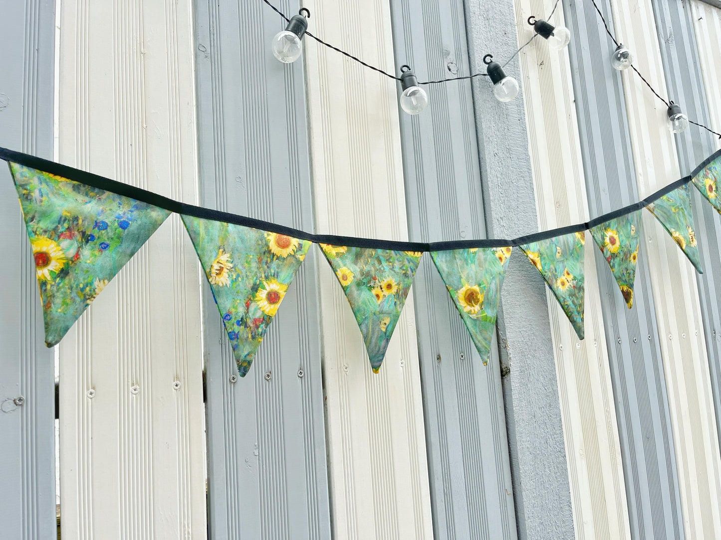 Outdoor bunting